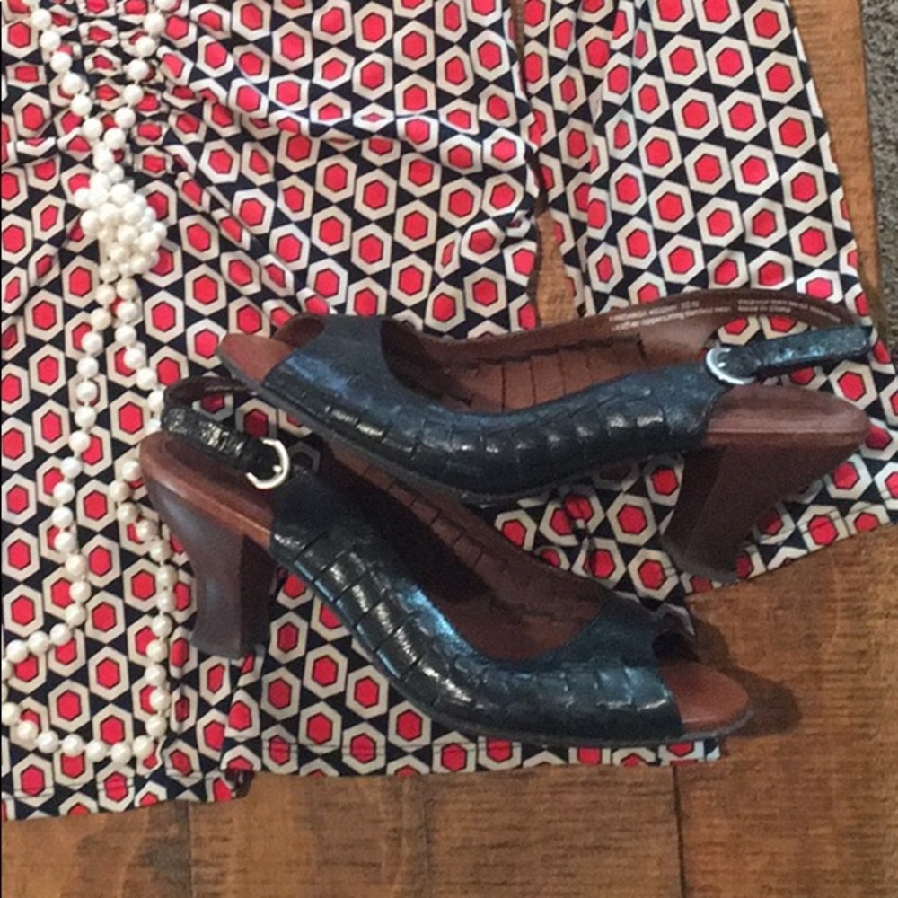 Black leather open toe sandal/heel DONATED